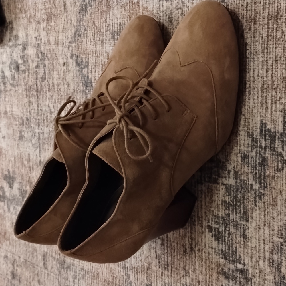 Isola Suede Oxford Heels